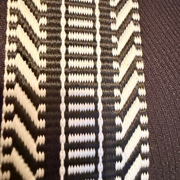 Chic Black Crossbody Bag with Patterned Strap - Picture 6 of 9